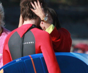 Maciej Musiał nad morzem z deską