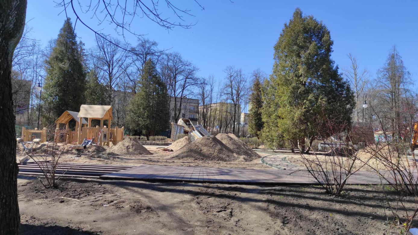 Dzieci będą miały nowe miejsce do zabawy. W Białymstoku powstaje piękny plac zabaw