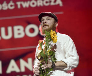 Tak zaczynał Eryk Lubos. Od dresiarza w Kiepskich do jednego z największych twardzieli polskiego kina