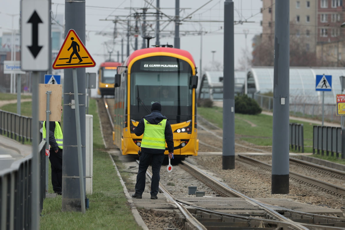 Motorniczowie zapominają opuścić pantograf i uszkadzają tramwaj. Na ratunek przyszli funkcjonariusze nadzoru ruchu