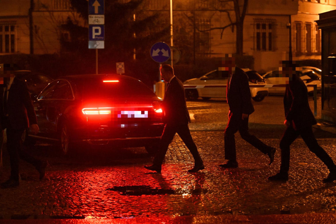 Donald Tusk i Borys Budka pod siedzibą PO