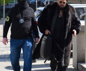 Krzysztof Rutkowski w futrze w sądzie