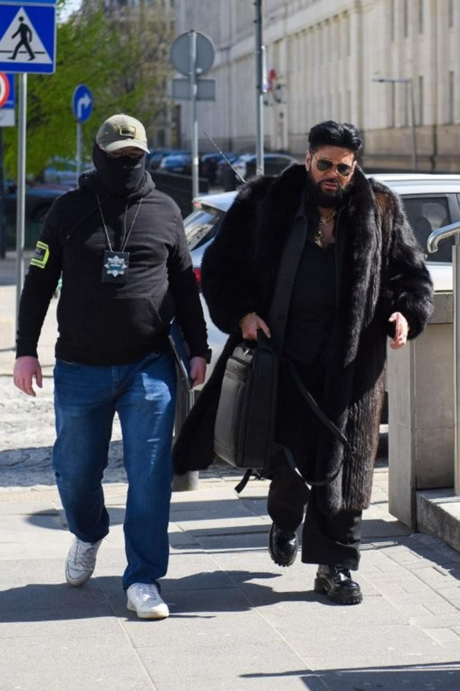 Krzysztof Rutkowski w futrze w sądzie