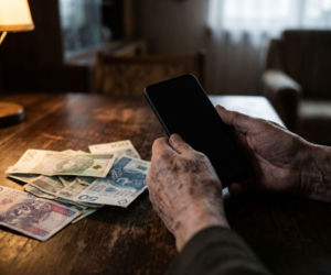 Oszustwa na wnuczka. Policja zatrzymała dwie nastolatki