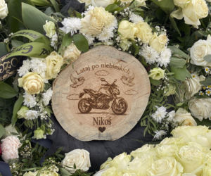 Grób Nikodema utonął w kwiatach