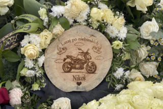 Grób Nikodema utonął w kwiatach