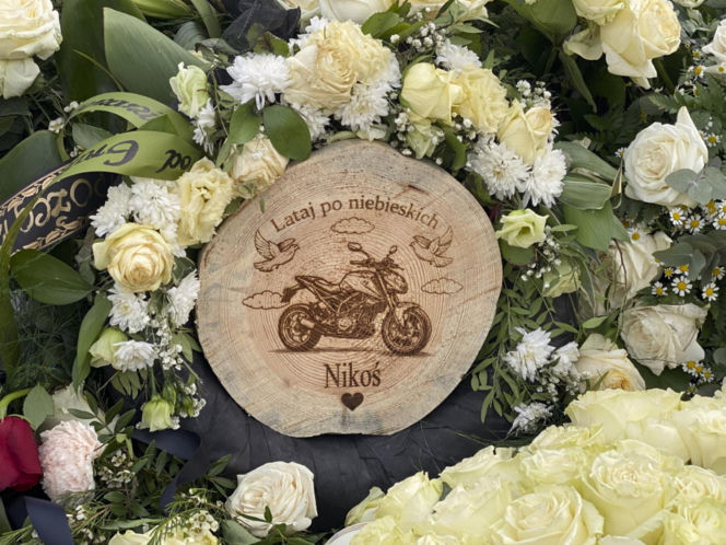 Grób Nikodema utonął w kwiatach