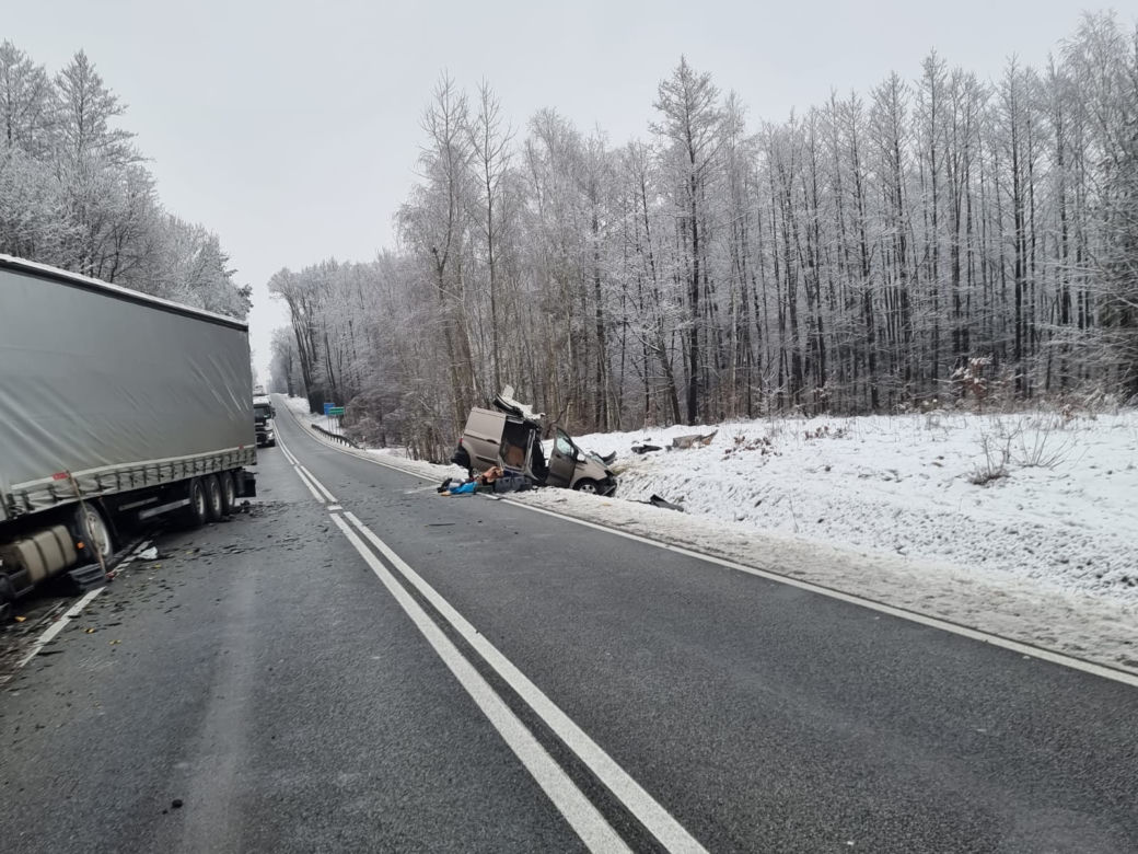 Kierowca ranny po zderzeniu osobówki z ciężarówką pod Tarnowem. DK 73 jest zablokowana