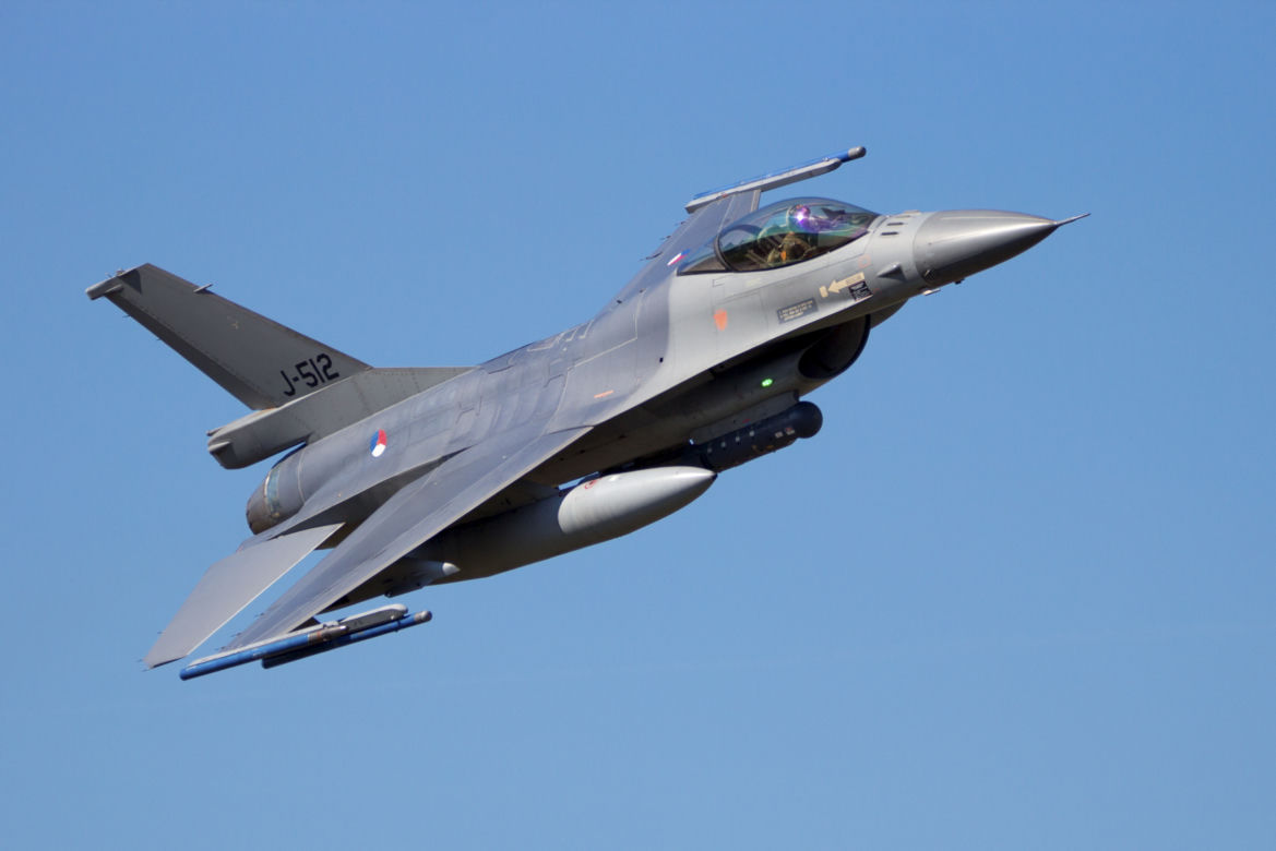 Najładniejsza oblatywaczka F16