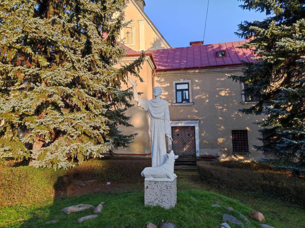 Żywa szopka przy klasztorze bernardynów w Tarnowie. Osiołek i alpaki ściągają tłumy