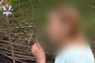 Ciało wywiozła wózkiem dziecięcym do lasu. Przysypała je ziemią i liśćmi