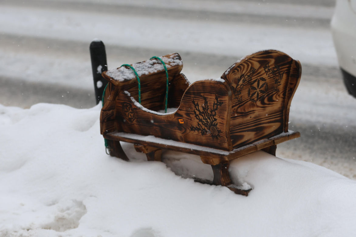 Zakopane pod śniegiem. Miasto ma problem z opadami