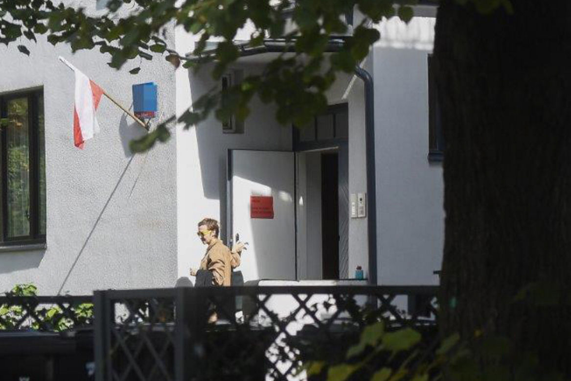 Niedziela, godzina 13. Muskała wychodzi z bloku
