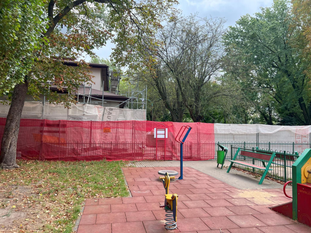 Biblioteka w ogrodzie powstaje na Pradze-Północ