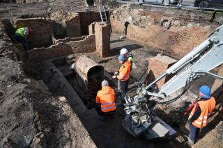 Przed laty służyła do palenia kawy. Niezwykłe odkrycie w piwnicy po przedwojennej kamienicy