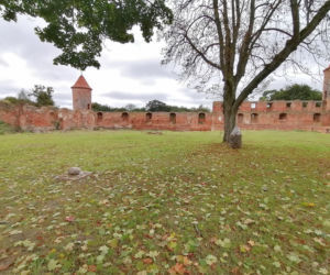 Pomarańczowi rowerzyści najechali zamek w Szymbarku