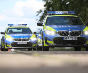 „Bestie” na świętokrzyskich drogach! Policja odbiera nowe BMW M340i xDrive i laserową broń na piratów