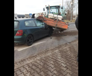 Oświęcim: spektakularne zderzenie osobówki z ciągnikiem! Nie do wiary 