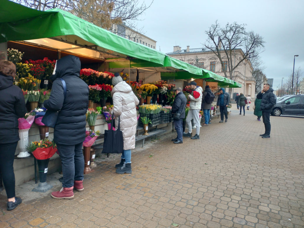 W Lublinie przed stoiskami z kwiatami długie kolejki. Sprawdziliśmy, jakie są ceny