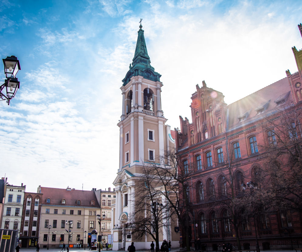 Zdjęcie dnia - Kościół pw. Św. Ducha i Urząd Pocztowy w Toruniu