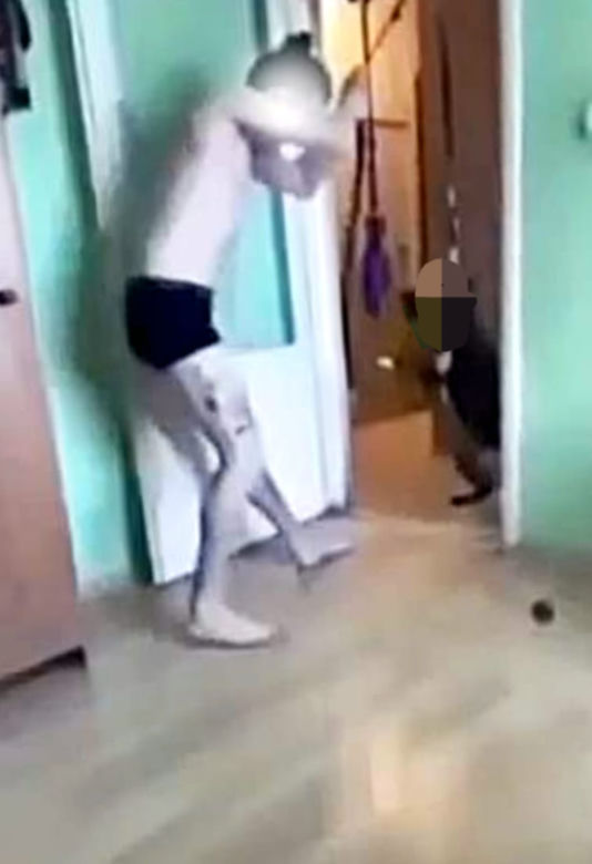 Powiesił psa na smyczy i z całej siły kopał. Szokujące nagranie w sieci!