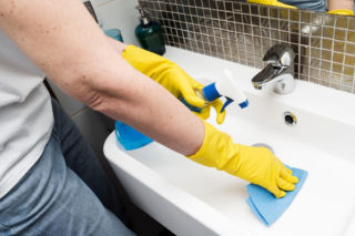 Masz ten produkt w kuchni. Wyczyścisz nim umywalkę bez szorowania