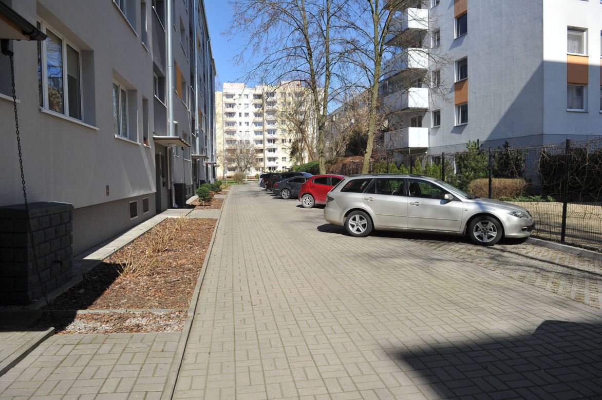 Wojna o parking w Wawrze jak u Barei. Mieszkańcy poszli do sądu