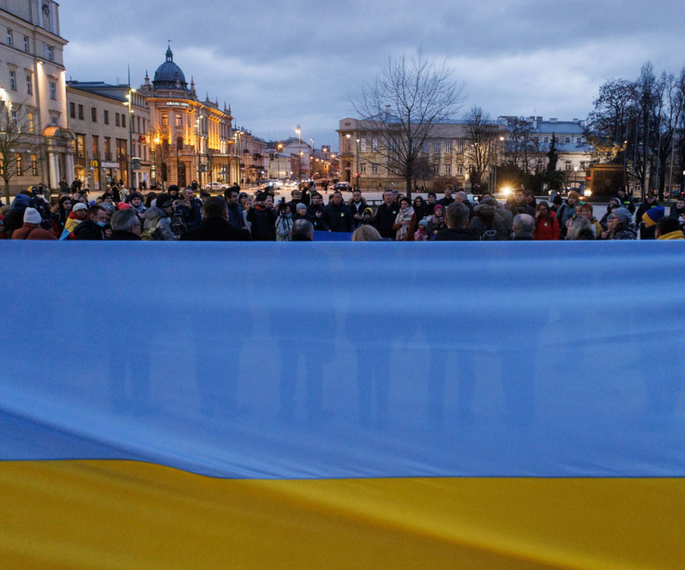 Lublin solidarny z Ukrainą. Manifestacja na Placu Litewskim. Budynki w barwach Ukrainy