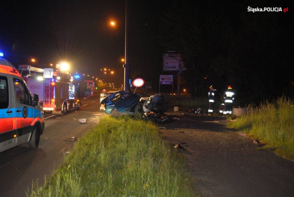 Będzin. Mazda rozbita na słupie