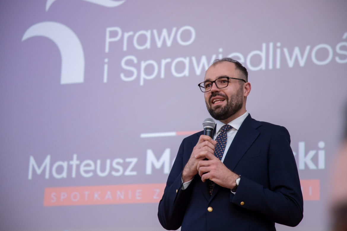 Mateusz Morawiecki i szychy z PiS w Toruniu. Spotkanie w sali widowiskowej Muzeum Etnograficznego im. Marii Znamierowskiej-Prüfferowej