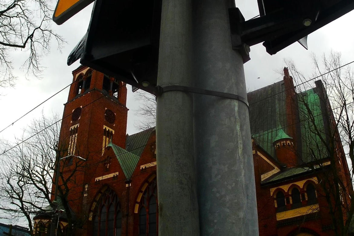 Las słupów na placu Zwycięstwa