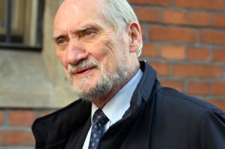Sceny w sądzie! Na sali pojawił się Antoni Macierewicz. Szybko go wyproszono