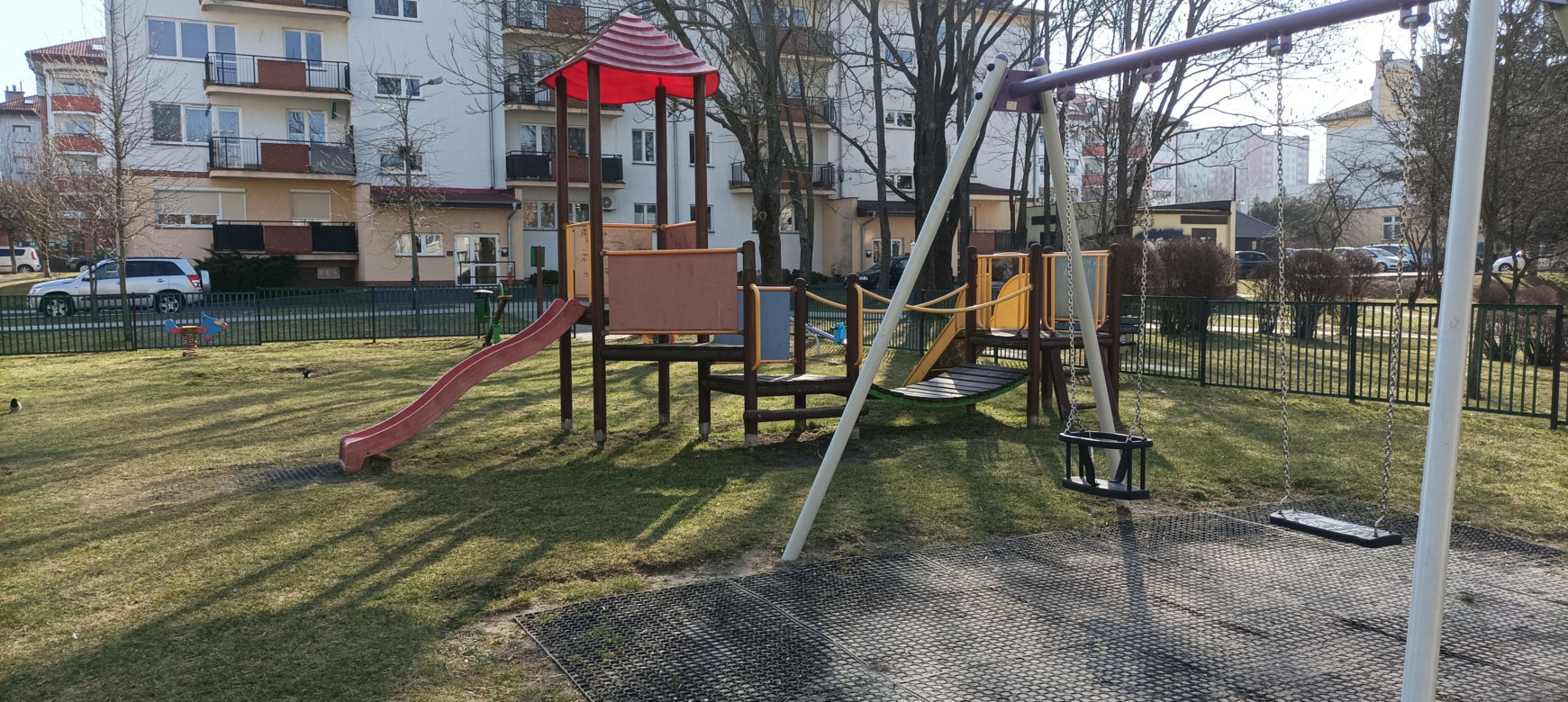 Huśtawki czy parking? Przed takim wyborem stoją mieszkańcy osiedla w Lublinie