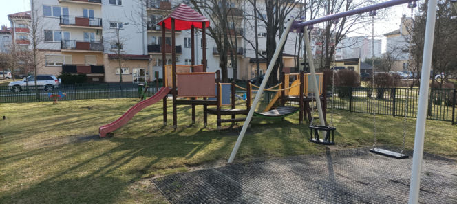 Huśtawki czy parking? Przed takim wyborem stoją mieszkańcy osiedla w Lublinie