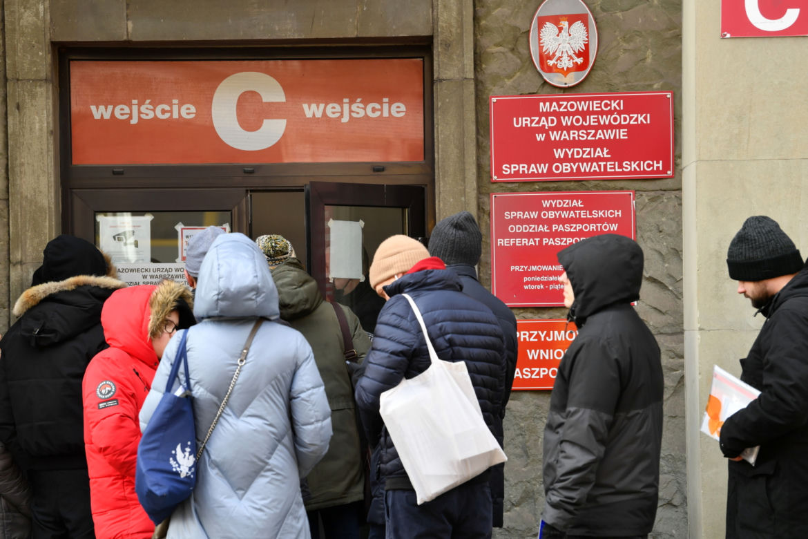 Gigantyczne kolejki po paszporty. Trzeba czekać miesiąc. Ministerstwo zapowiada zmiany! [FOTO]