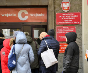 Gigantyczne kolejki po paszporty. Trzeba czekać miesiąc. Ministerstwo zapowiada zmiany! [FOTO]