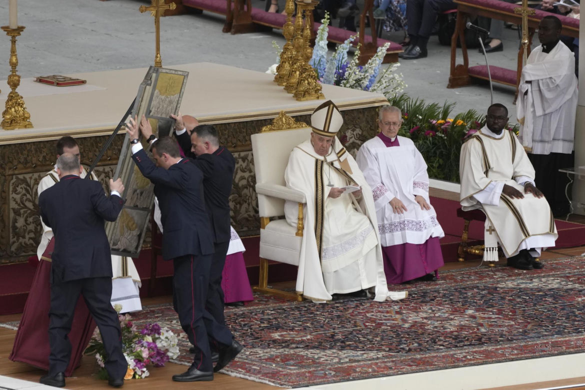 Groźny incydent z udziałem papieża! Wielki Jezus runął na ziemię