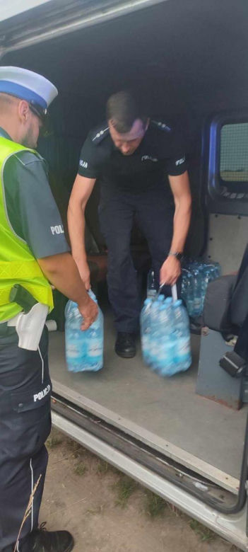 Policjanci pomogli pasażerom