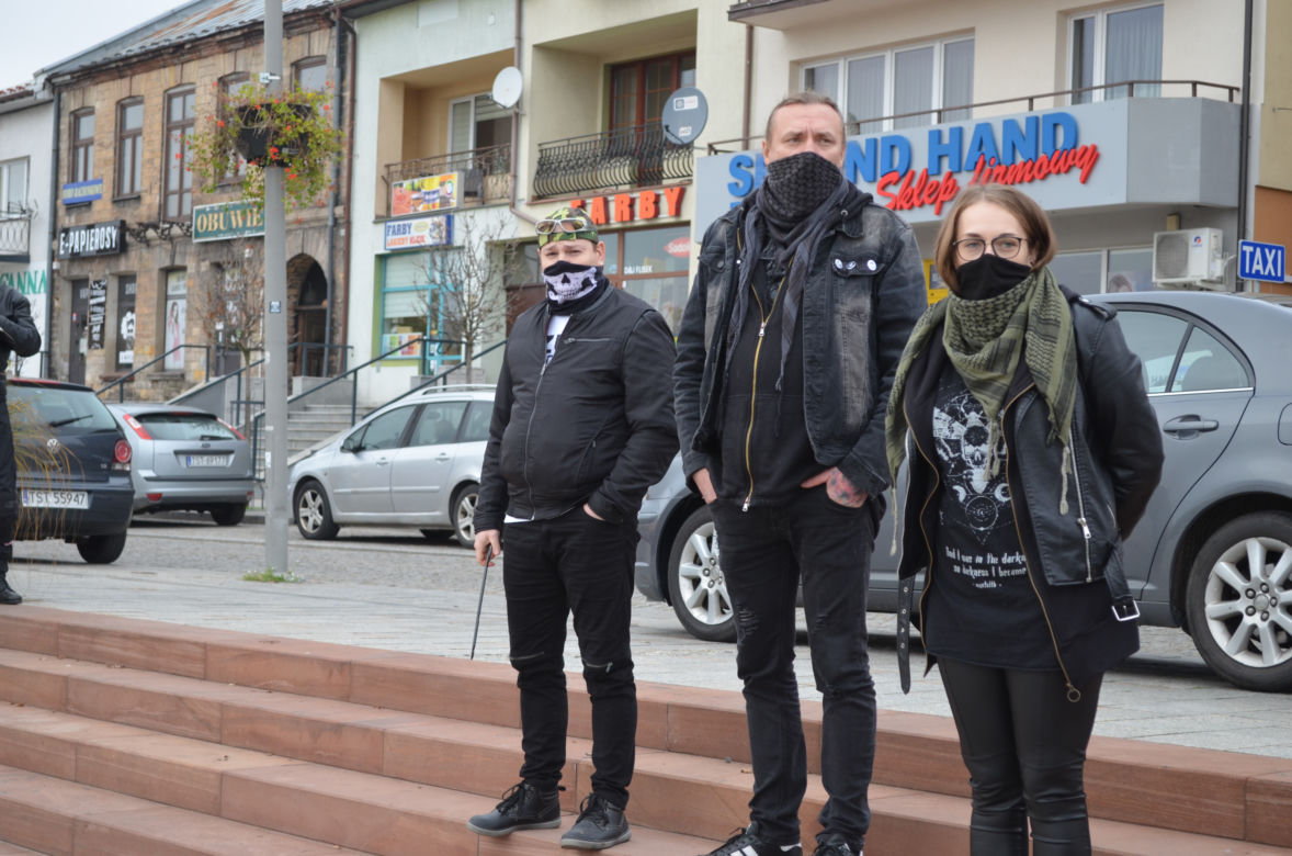 "NIE JESTEŚMY INKUBATORAMI" w Starachowicach też protestowali przed biurami posłów PiS 