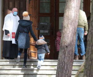 Marta Kaczyńska z mężem i synkiem poświęciła koszyczek