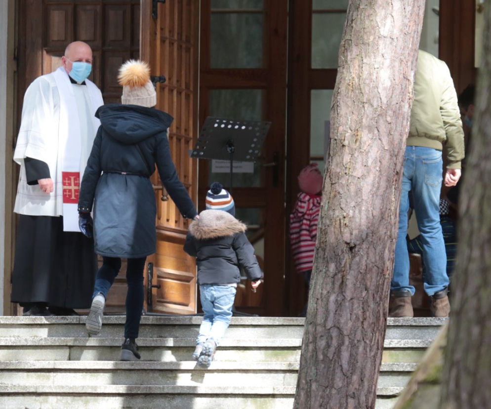 Marta Kaczyńska z mężem i synkiem poświęciła koszyczek