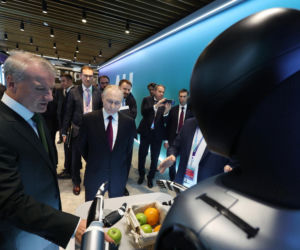 Robot podszedł do Putina! Nie zgadniesz, co zrobił potem