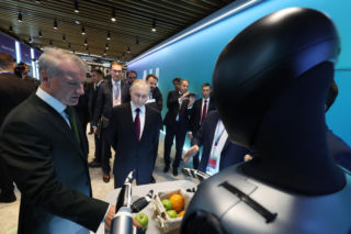 Robot podszedł do Putina! Nie zgadniesz, co zrobił potem