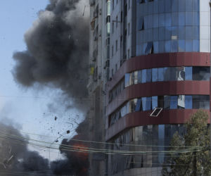 Izrael chce uciszyć dziennikarzy? Atak na redakcję Al Jazeera 