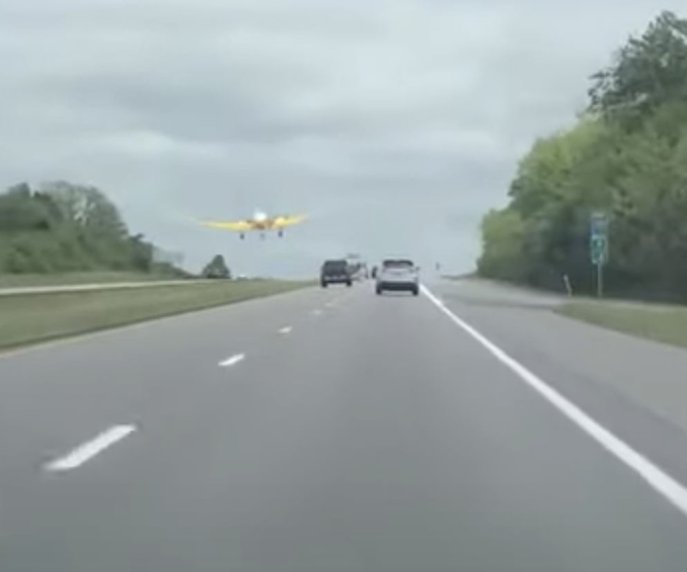 Samolot ląduje awaryjnie na ruchliwej autostradzie w Missouri