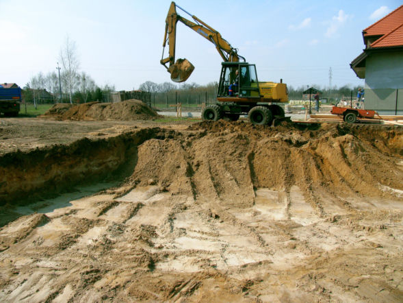 Każdy budynek musi być wzniesiony na fundamentach posadowionych zwykle poniżej poziomu przemarzania gruntu