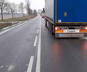 Trudne warunki drogowe w Podlaskiem. Uwaga, jest bardzo ślisko! [ZDJĘCIA]