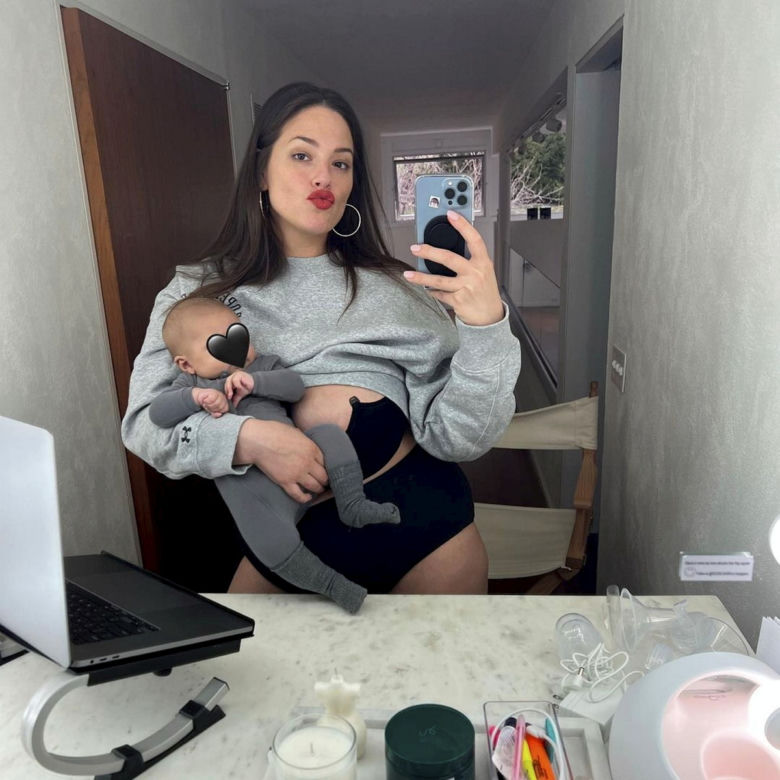 Ashley Graham trzy miesiące po ciąży. Odważne zdjęcia modelki plus size