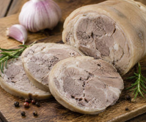 Z golonki robię domowy „niby salceson”. Skórkę podpiekam osobno i dopiero wtedy dodaję do mięsa