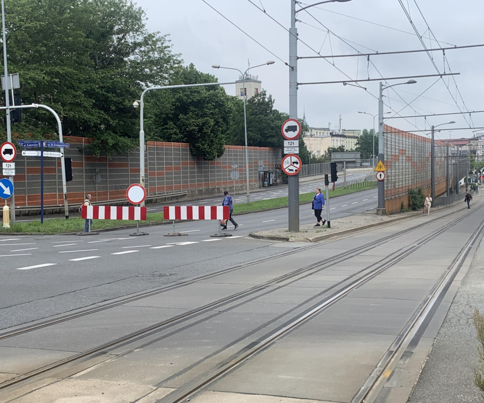 Pusta ulica i torowisko przy estakadzie w Chorzowie. O powrocie tramwajów na trasę przeczytasz na SE.